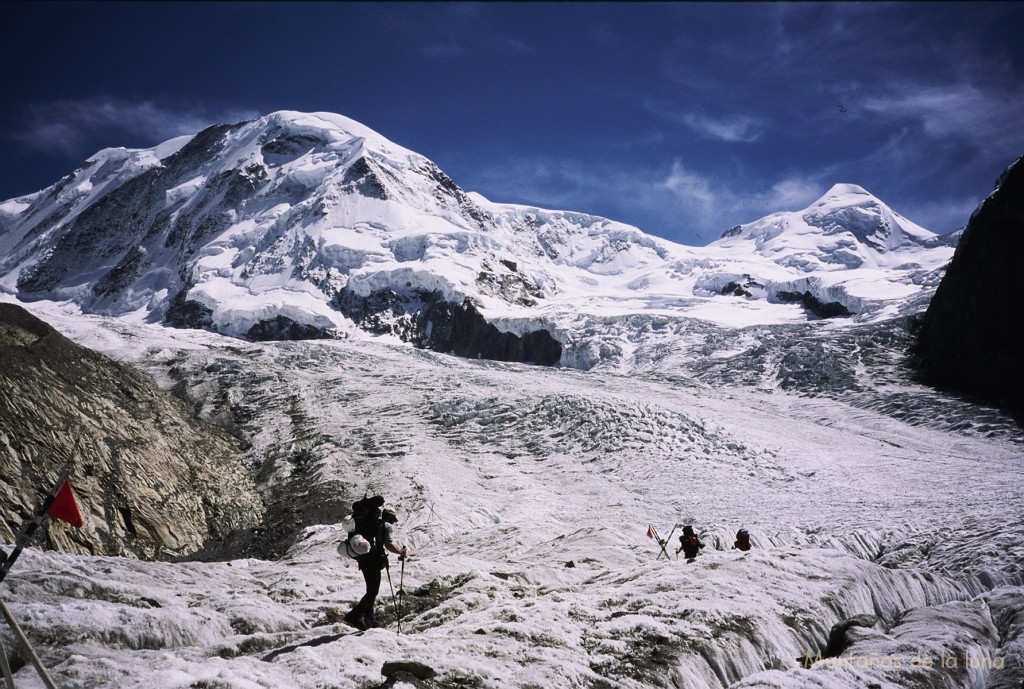 Delante Trino en el Glaciar Grenx, arriba el Liskamm a la izquierda y el Cástor a la derecha